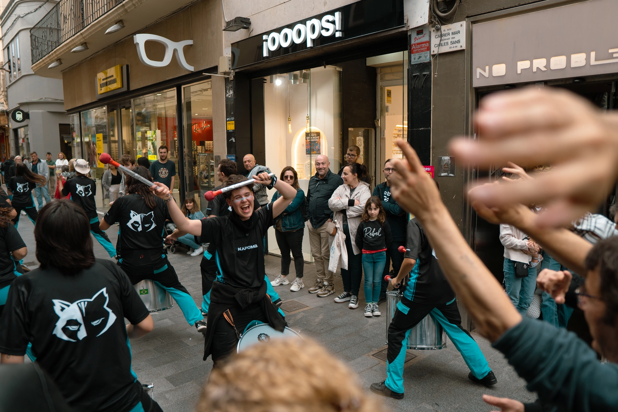 Kapomba tocant al carrer de Mar de Badalona